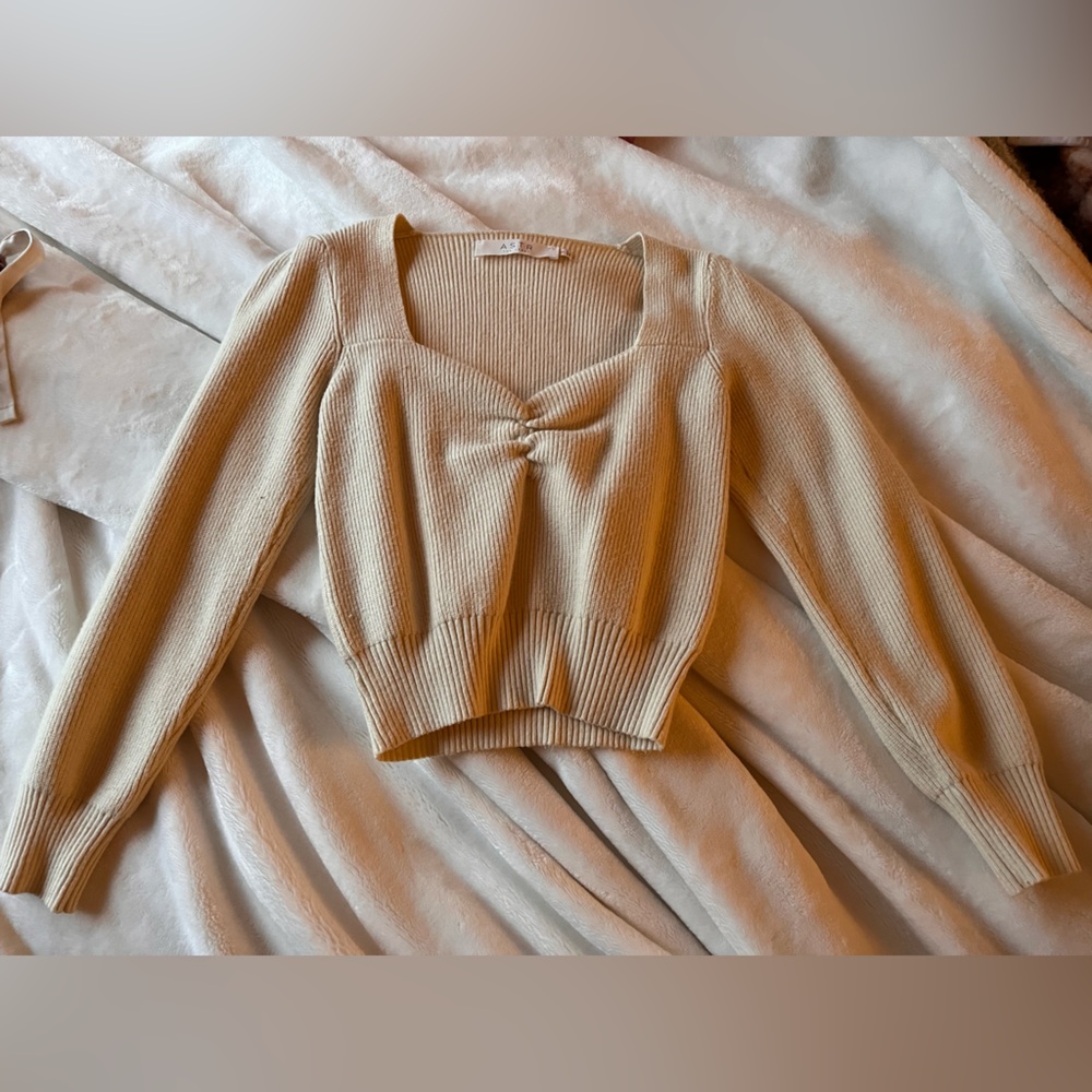 Size Small ASTR THE LABEL cream-colored cropped sweater blouse.